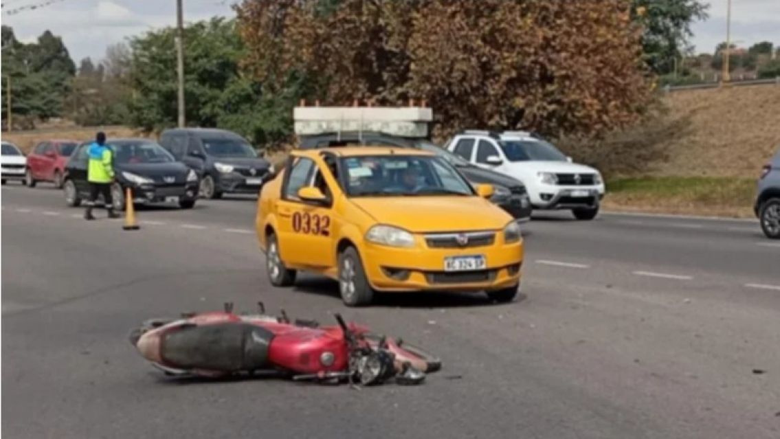 Taxista se llev� puesto a un motociclista en el acceso sur de Jujuy