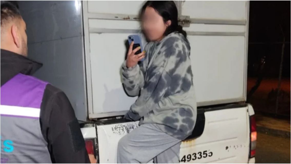 En plena helada, norte�a se olvid� su perrito afuera de casa y casi se lo llevan