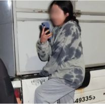 En plena helada, norteña se olvidó su perrito afuera de casa y casi se lo llevan