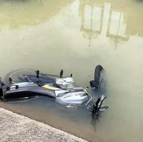 Jujeña se enteró que él fue a comer con su "amiguita": le tiró la moto a un canal 