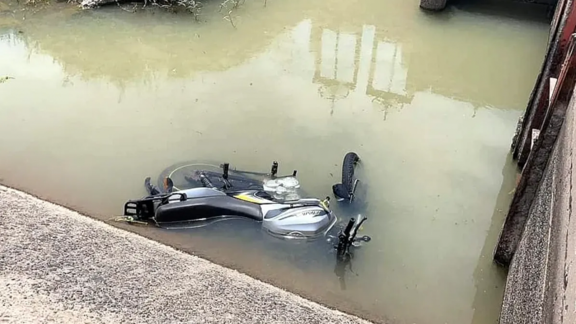 M�s t�xica que locro fermentado: juje�a la moto de una amiga de su ex a un canal de riego