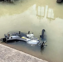 M&aacute;s t&oacute;xica que locro fermentado: juje&ntilde;a la moto de una amiga de su ex a un canal de riego