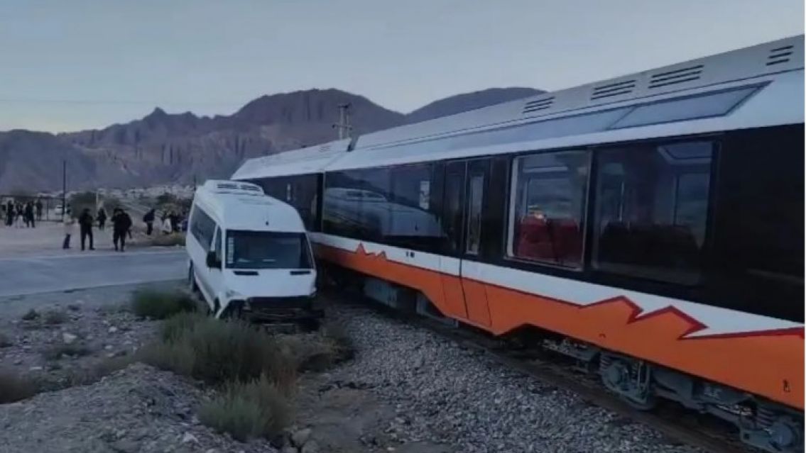 Brutal choque entre una trafic y el tren solar sobre Ruta Nacional N�9