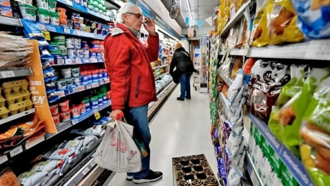 Casi la mitad de los argentinos redujo su gasto en alimentos en el último año