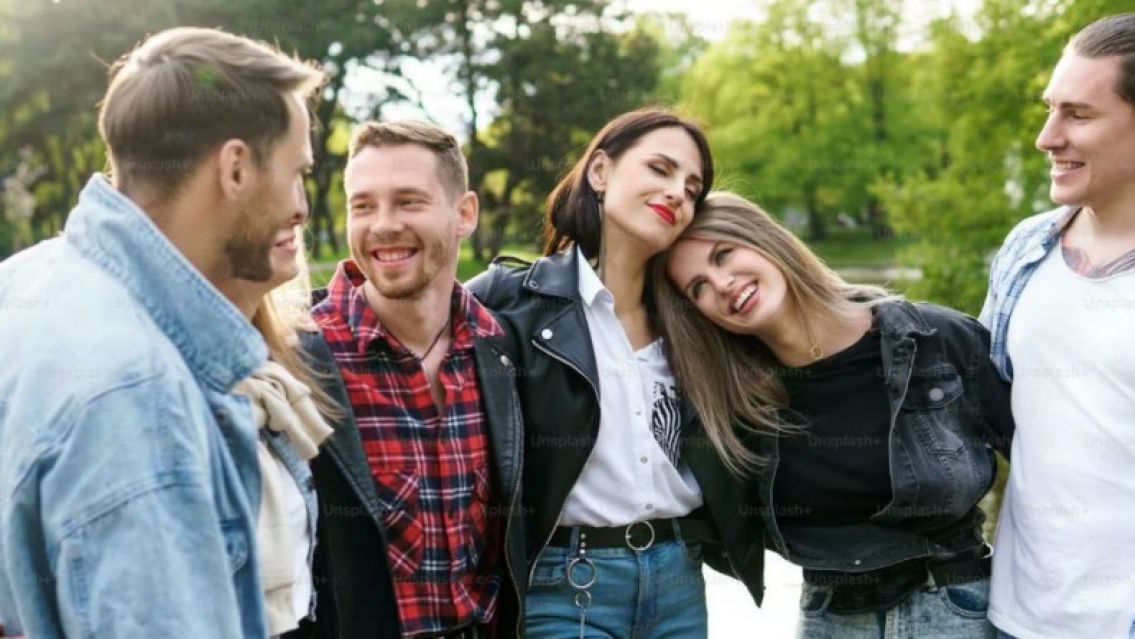 "Amigos flotantes": el fen�meno de quienes no pertenecen a un solo grupo y c�mo afecta a las personas