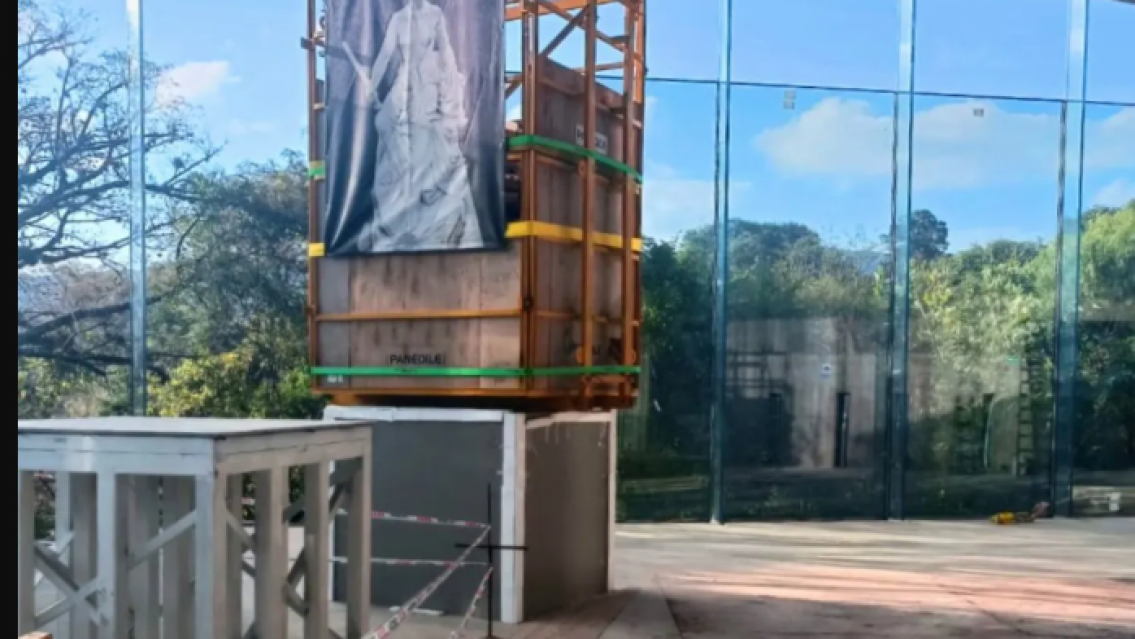 El Lola Mora ya recibió a La Justicia, la primera escultura trasladada