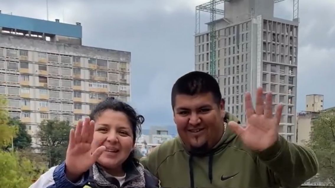 Son jujeños y hacen los mejores budínes saludables para salir adelante: "Todo por mi hija"