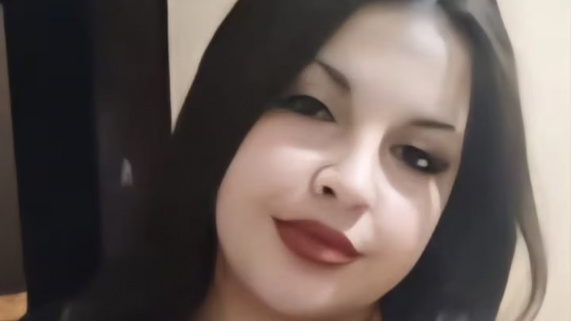 No le importó nada: la atropelló y siguió manejando con su cuerpo en el techo