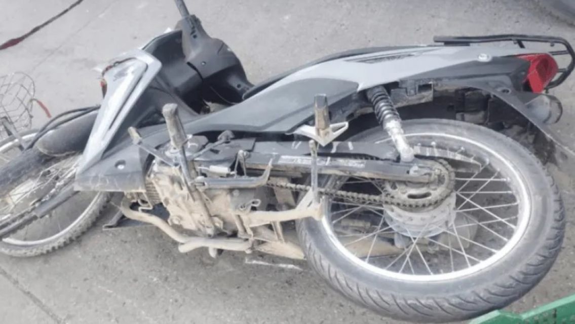 Motociclista atropell� a un abuelo de 80 a�os y termin� de la peor forma