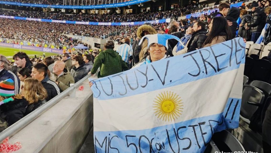Jujeña cumplió su sueño anoche en la cancha: su familia lo hizo posible