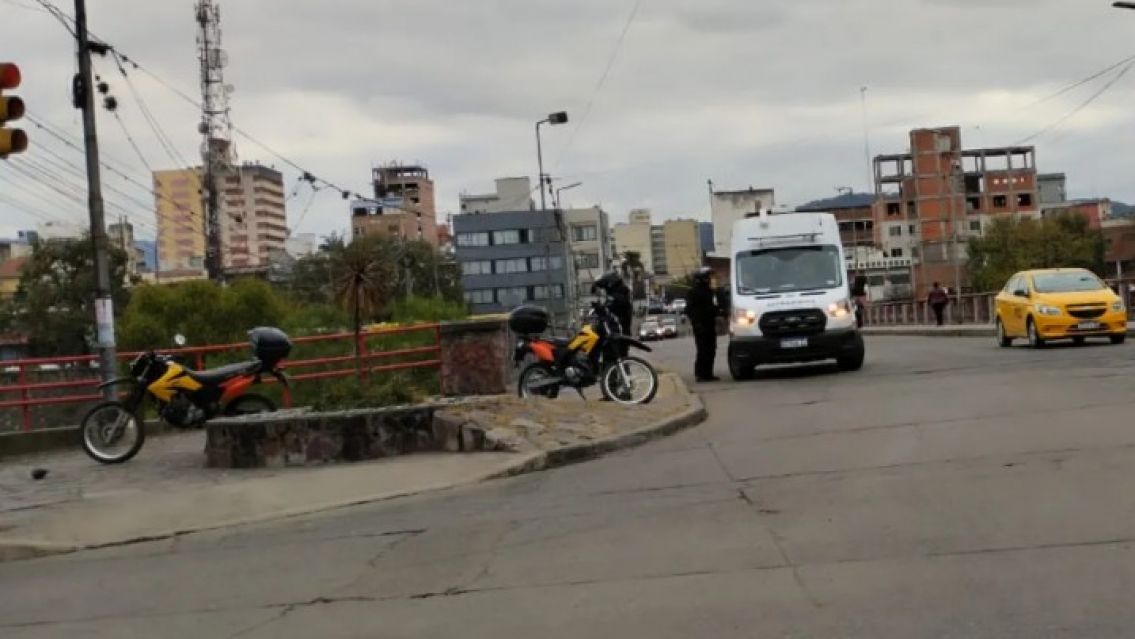 Pareja de juje�os se quiso fugar de un control y terminaron estrellados: Los detalles