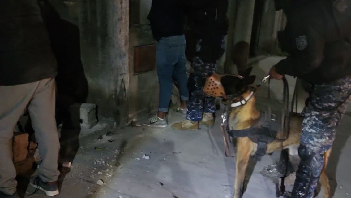 Sorprendieron a dos hombres armados con cuchillo y con pedido de captura