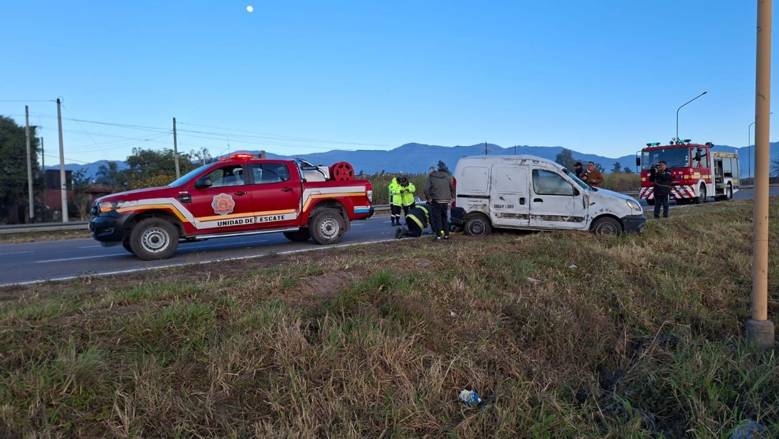 Perro suelto casi causa una muerte en la 66: terrible vuelco