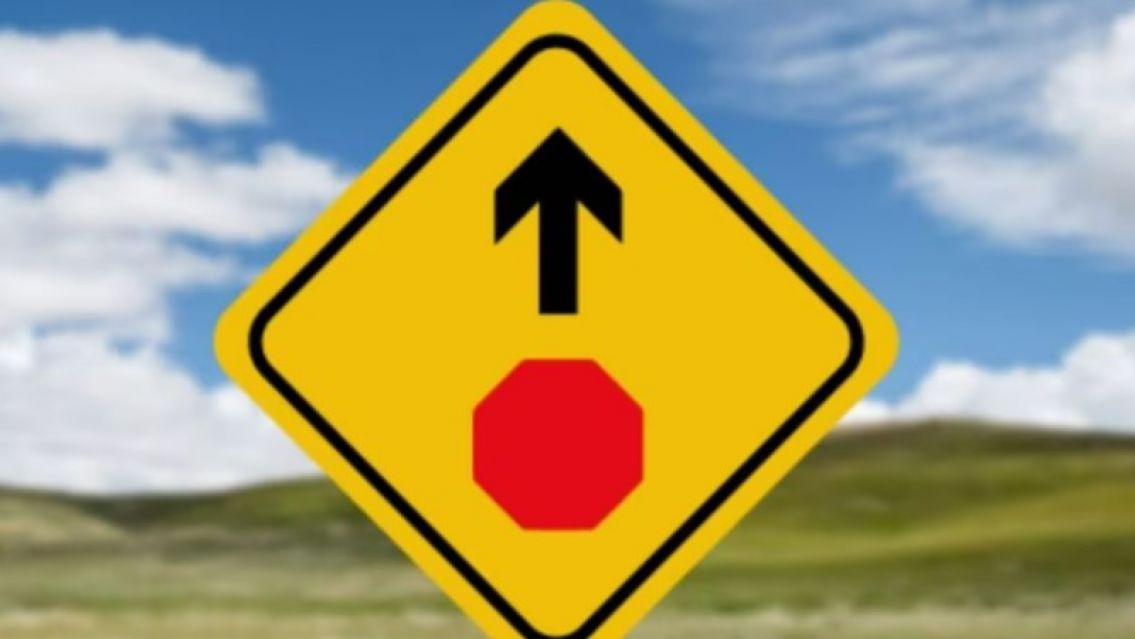 Qué significa la señal de tránsito amarilla con un octógono rojo en el medio y una flecha arriba