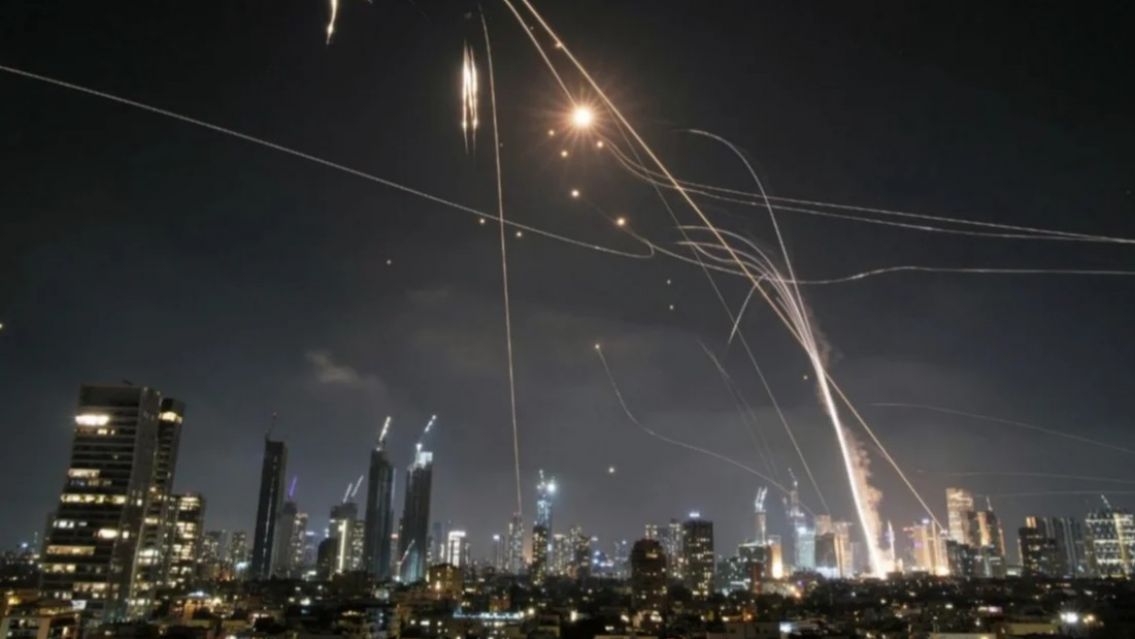 Israel bajo ataque: Irán lanzó más de 150 misiles y hay explosiones en Tel Aviv y Jerusalén