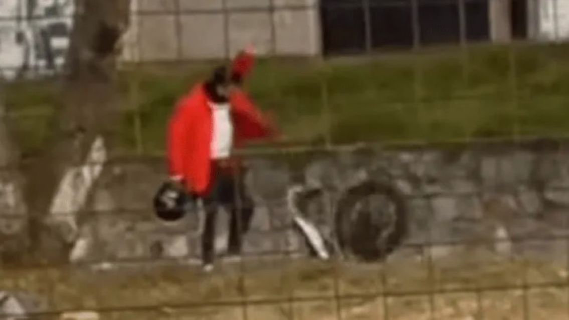 No le arrancaba la moto, se enoj� y la tir� dentro de un canal: D�a de furia