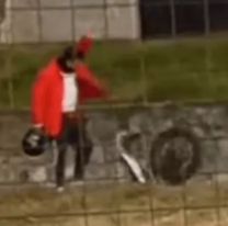 No le arrancaba la moto, se enojó y la tiró dentro de un canal: Día de furia