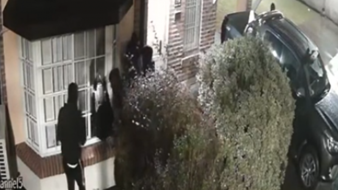 Ocho ladrones se metieron a la casa de un polic�a y le hicieron vivir un infierno
