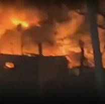 Voraz incendio: se prendió fuego una conocida fabrica de papel