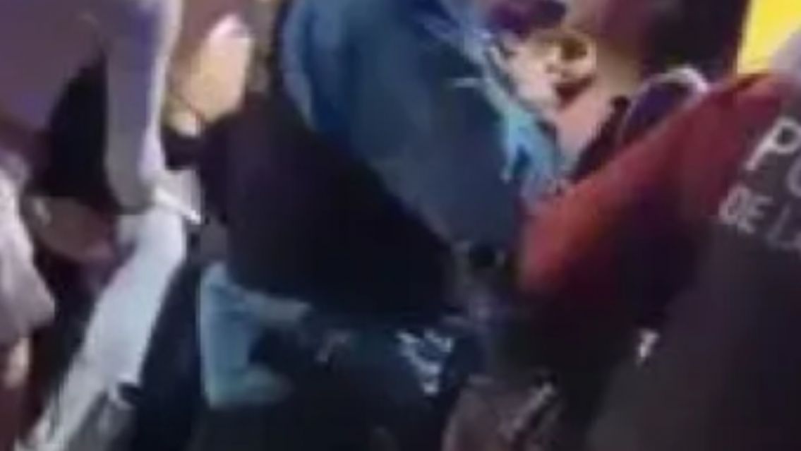 Una mujer trans se pele� en el boliche, "boxe�" a varias chicas y trompe� a un polic�a