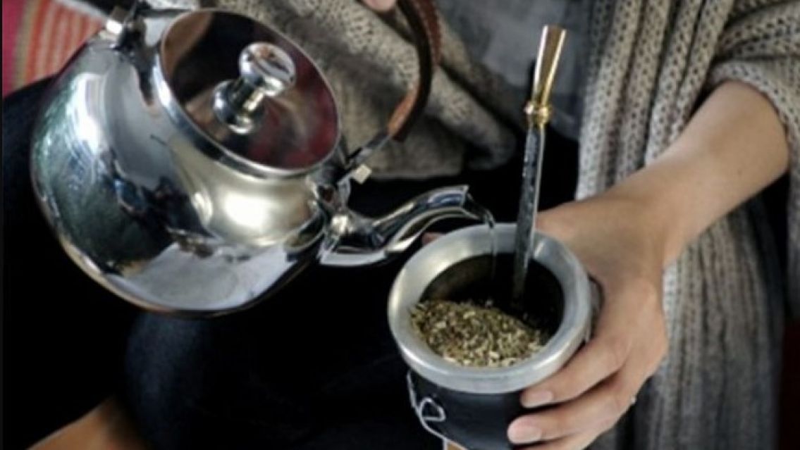 Lo echaron por tomar mate en el trabajo y desat� una terrible pol�mica