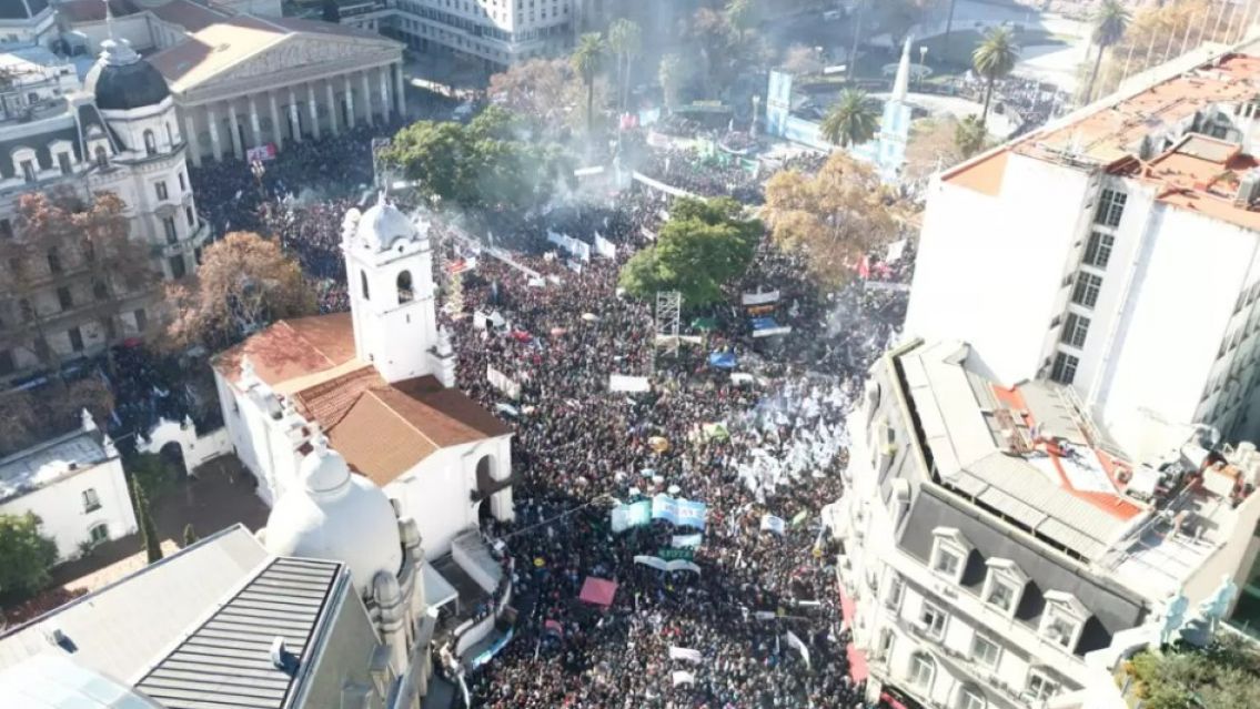 CFK le habló a la militancia en Plaza de Mayo: "Vamos a volver con más fuerza y unidad"