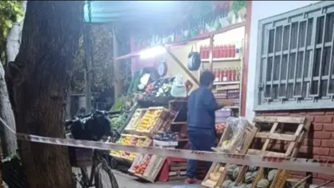 Un hombre murió en la vereda de una verdulería