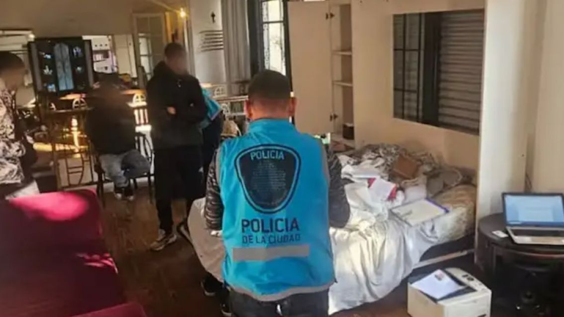 Les ofrec�a trabajo, los llevaba a su departamento, los dorm�a y les hac�a cosas horribles