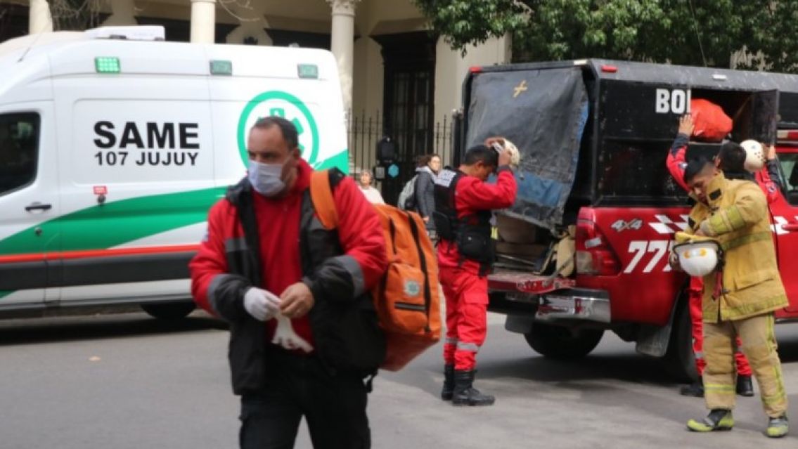 Incendio en pleno centro de Jujuy: Gracias a los bomberos no pas� a mayores