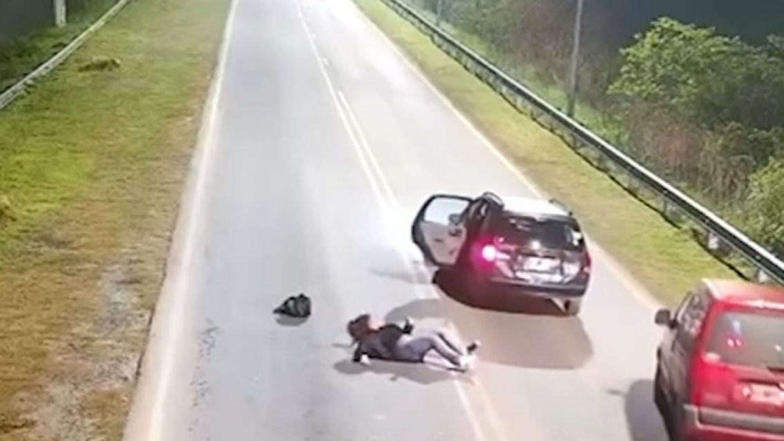 Una chica se tiró de un remis: denunció que el chofer había cambiado el recorrido