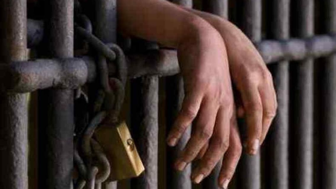 Así descubrieron a una policía que tenía una relación con un preso