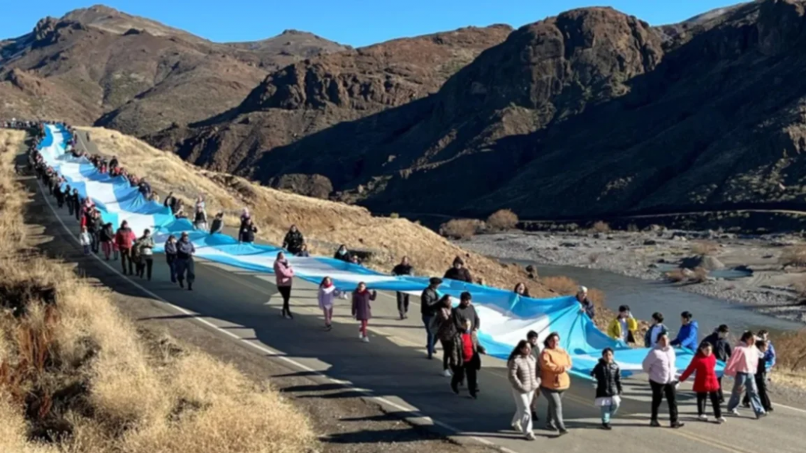En su día, se desplegó la Bandera más larga. Fue ante un paisaje majestuoso