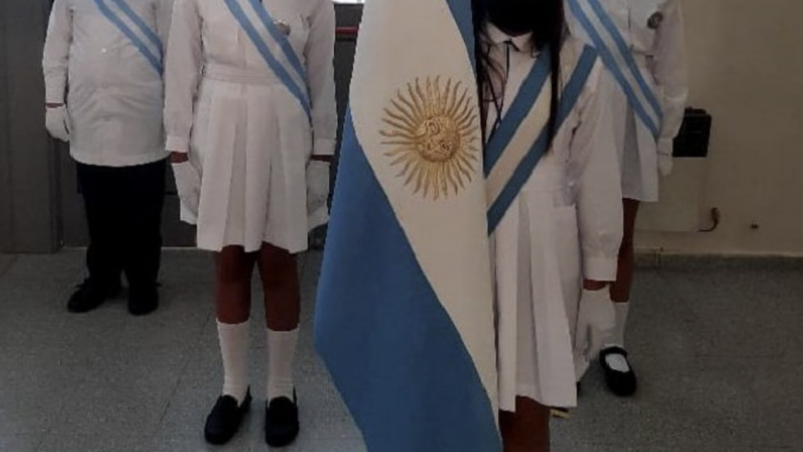 ¿Se aplaude o no a la bandera de ceremonia en los actos?