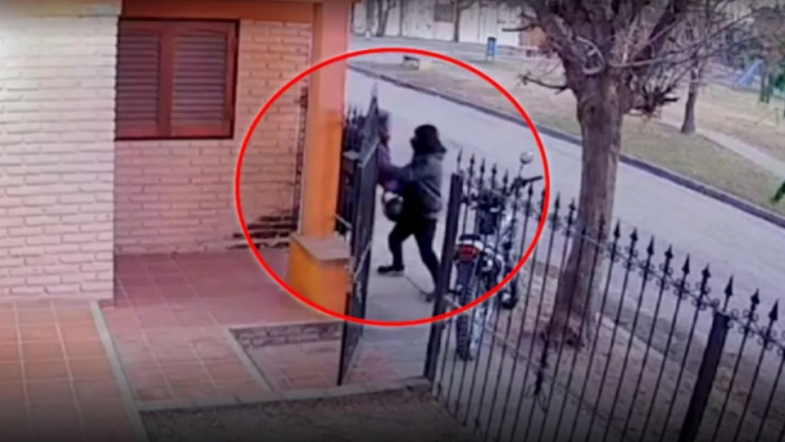 Mujer enfrent� un chorro y evit� que le robaran la moto en la puerta de su casa