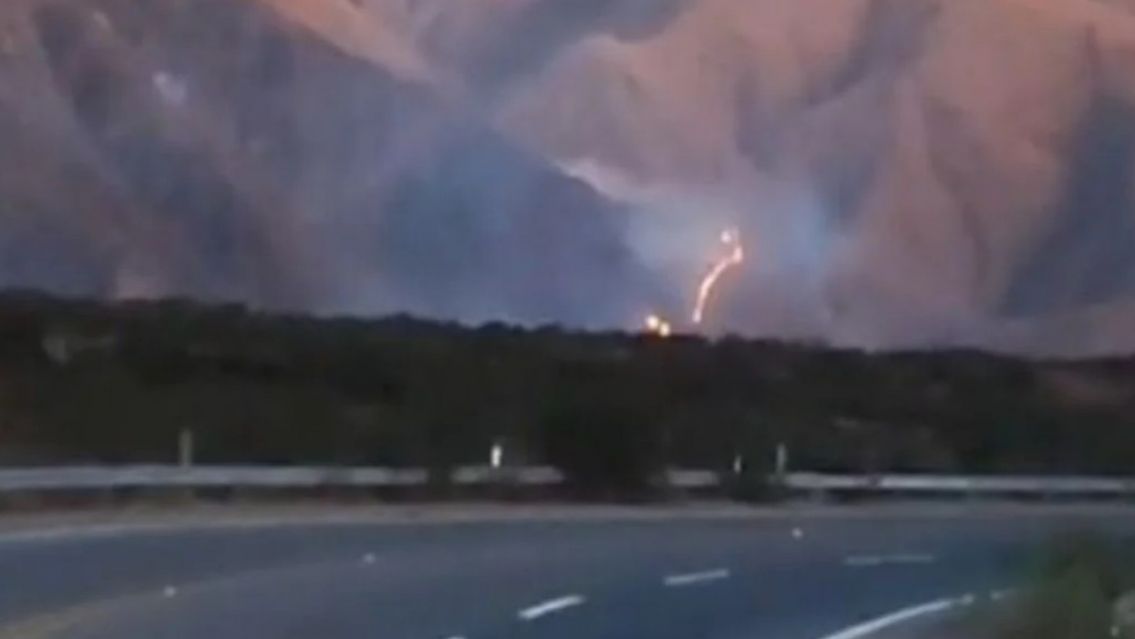 P�nico en Volc�n: Un enorme incendio atemoriza a los vecinos
