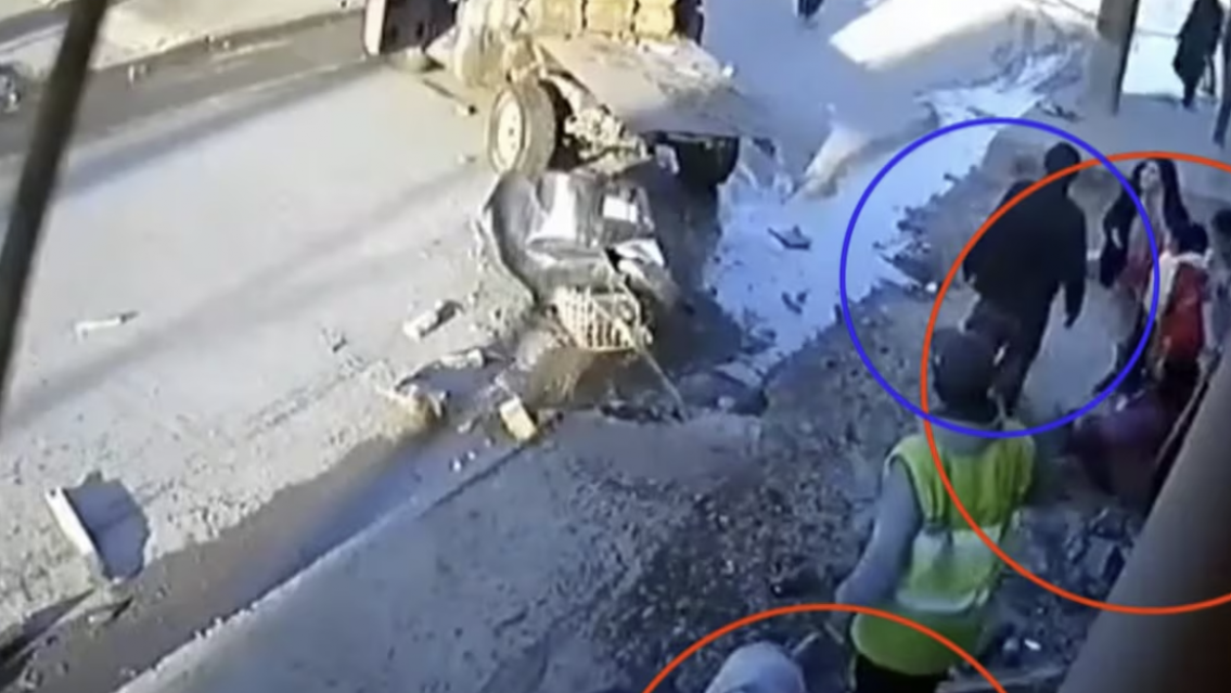 Camioneta se subió a la vereda y arrolló a una mamá con sus dos hijas