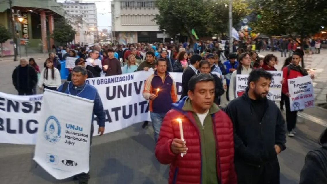 Docentes universitarios marcharon por Jujuy antes del paro de 48 horas