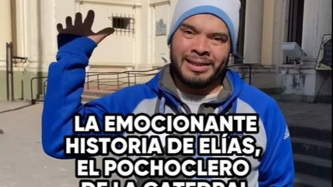 Elías hace 15 años vende pochoclos en la catedral de Jujuy para sacar a su familia adelante