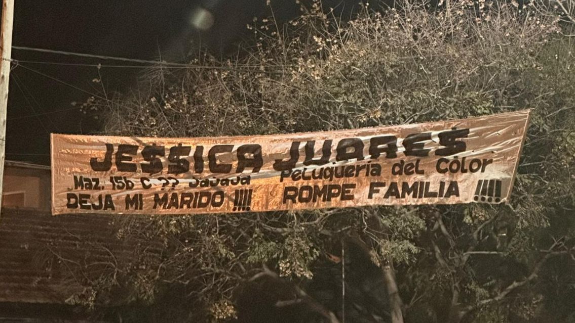 El insólito cartel que apareciò en un barrio: "Dejá a mi marido"