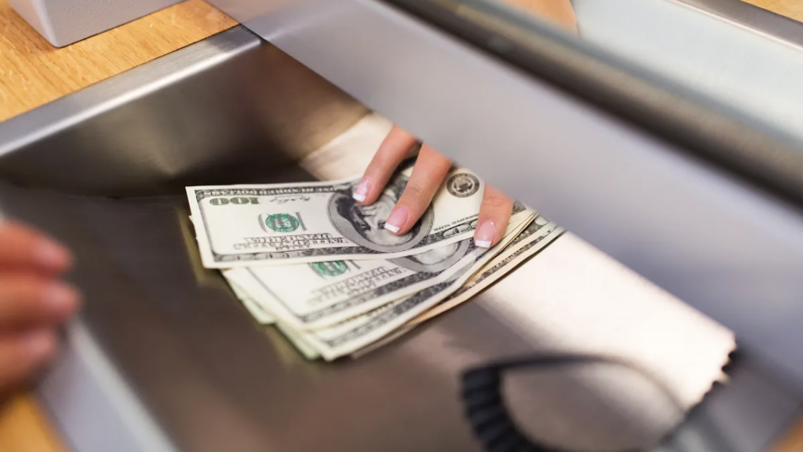 Hay sospechas de que "la marcaron", salió del banco y le robaron todo