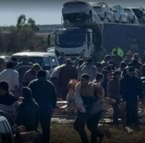 Volc&oacute; un cami&oacute;n cargado de carne en plena ruta: fue saqueado por decenas de personas