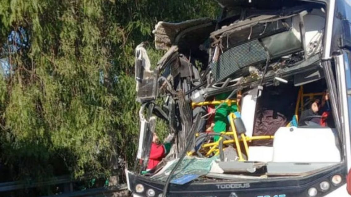 Fuerte choque entre un colectivo y un camión: hay 40 heridos