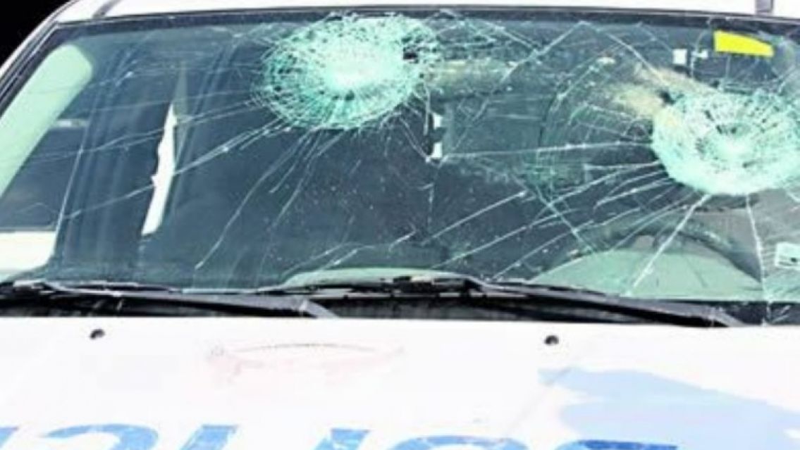 Endemoniado golpeó a su pareja con un palo de escoba y destruyó un patrullero