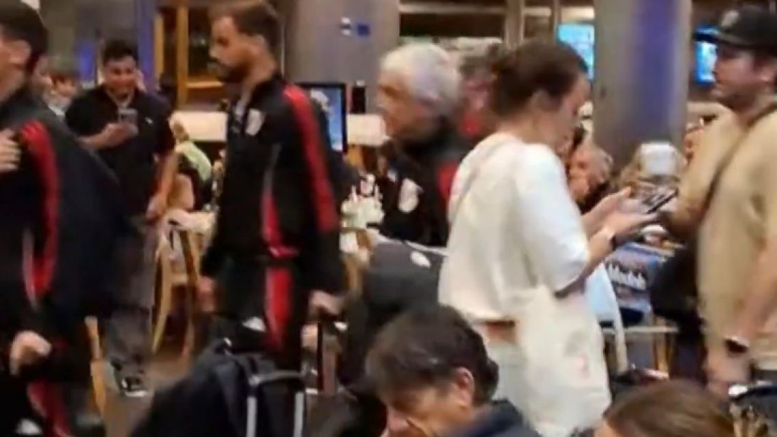 Hinchas de Boca cruzaron al plantel de River en el aeropuerto y se vivió un insólito momento