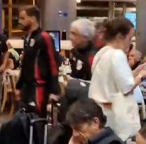 Hinchas de Boca cruzaron al plantel de River en el aeropuerto y se vivió un insólito momento