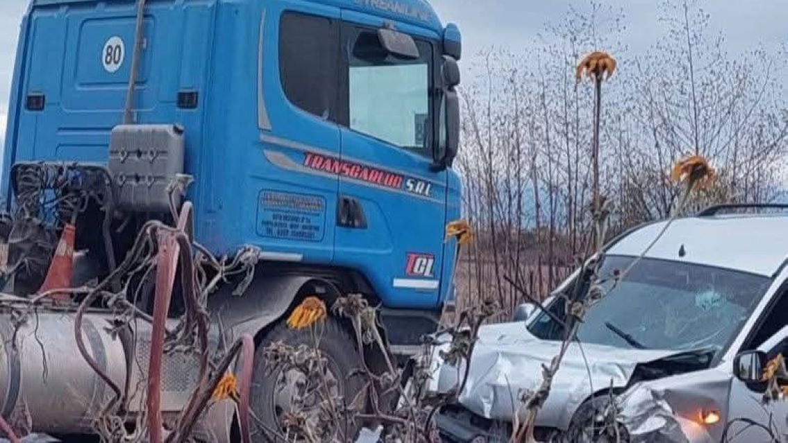 Terrible choque entre una Kangoo y un cami�n ca�ero: Ruta 34 completamente cortada