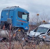 Terrible choque entre una Kangoo y un cami&oacute;n ca&ntilde;ero: Ruta 34 completamente cortada