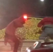 Saquearon un camión de naranja mientras esperaba en un semáforo en Libertador