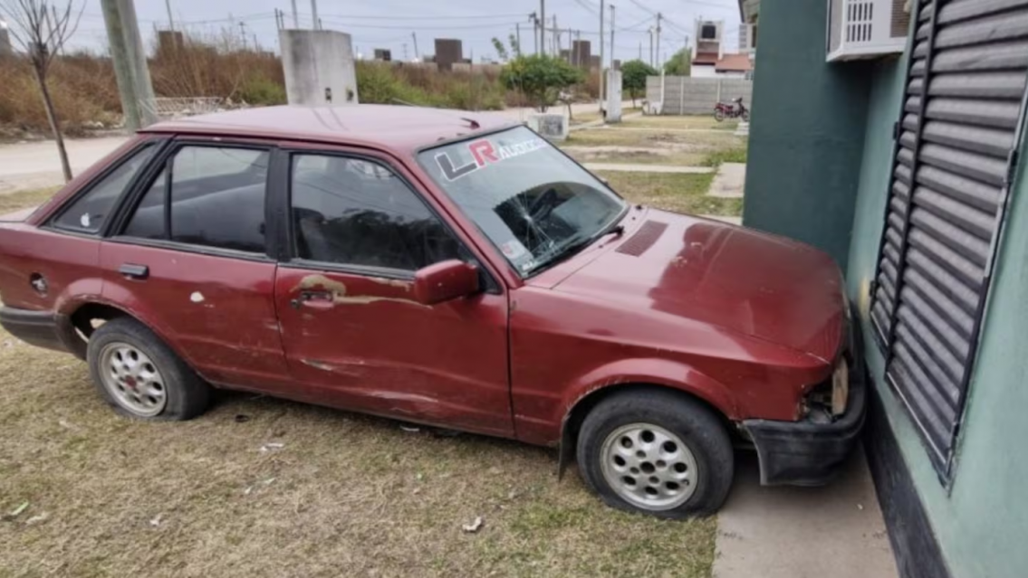 Norte�a supuso que su novio estaba con la ex y le destroz� el auto