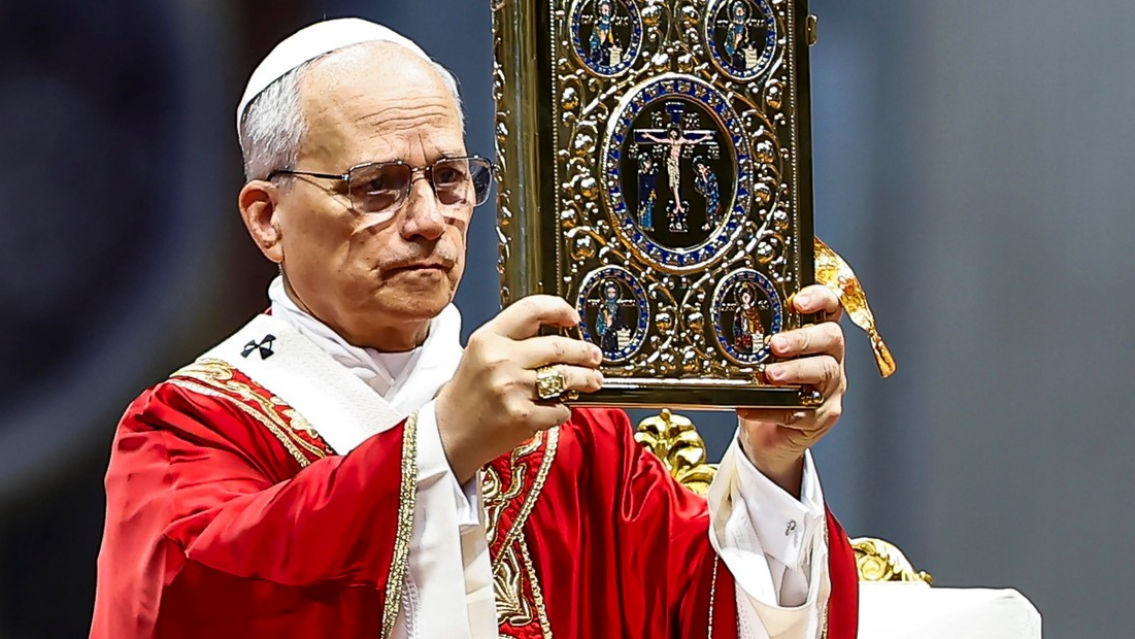 Indigna otro gesto del papa Le�n XIV que lo aleja de Francisco